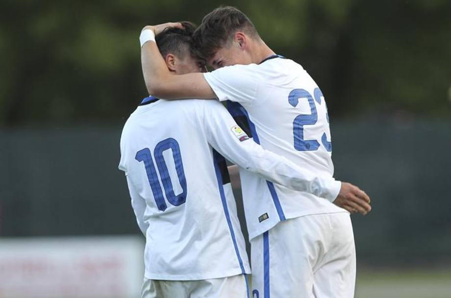 L&#39;abbraccio tra Pinamonti e Baldini, i due autori dei gol. Getty Images